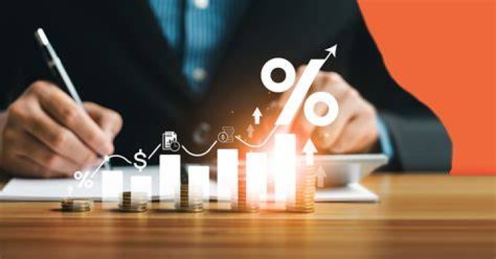 What are the risks of extending credit?