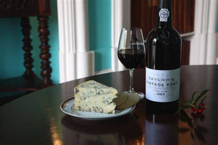 What wine goes with port wine cheese?