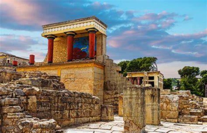 Where is Knossos located in ancient Greece?